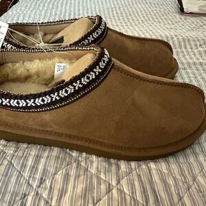 Kirkland Shearling Slippers New with tags Size 6M super cozy Suede